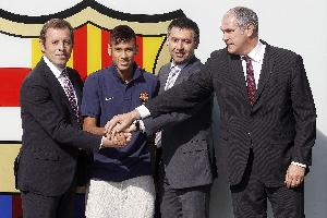 世体：巴托梅乌否认创建虚假账号攻击他人，但警方搜到账号证据