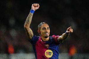 世体：拉菲尼亚虽然因伤无法出战，但依然展现出巴萨队长风范