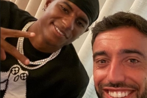 哥俩好！B费社媒晒合照祝拉什福德生快：享受现在吧，你配得上