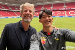 颜骏凌晒与偶像范德萨合影：这一切都是值得的