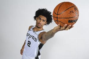 希望无碍！榜眼秀迪伦-哈珀左小腿受伤伤退 回到场边时穿着保护靴