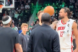 一本正经的海王！申京和奥科吉头球传球玩得正嗨 亚当斯直接抢断