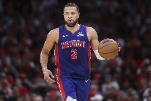 中规中矩！康宁汉姆半场6中3拿到10分5助 正负值+9