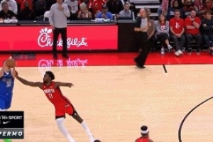 这都不犯规！伊森上抢直接打到弗拉格手臂 裁判没吹