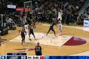 庄神不弄鬼了！76人还剩2秒钟发边线球 德拉蒙德三分压哨命中！