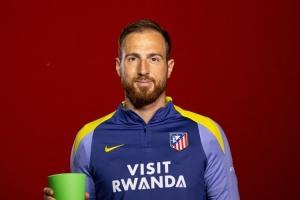 对阵奥萨苏纳第90分钟神扑！奥布拉克领取西甲10月最佳扑救奖杯