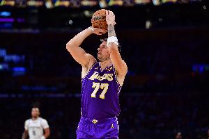 湖人VS老鹰首发：东契奇单核带队对阵老鹰残阵 吹杨无缘宿命对决