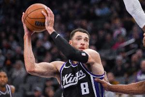 扣篮王的实力！拉文闲庭信步突入内线 折叠隔扣麦克丹尼尔斯