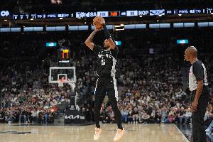 为抢地板球头朝下冲向记分台！卡斯尔：无论如何都要把球救回来