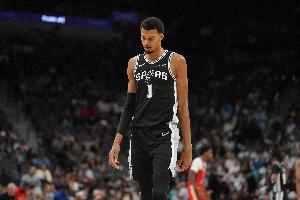 路威：文班几乎已经是史上最佳防守球员了 他还会继续展现统治力