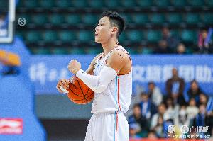 炸裂输出！高诗岩半场12投7中&三分7中4 轰下18分2板1助1断