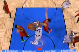 落后2分 班凯罗杀入内线1打2还造成犯规 但罚球不中……