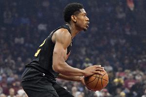 神兵天降！骑士三分不中 亨特冲进篮下腾空暴起单臂补扣