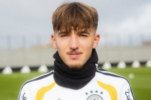 伦纳特·卡尔获得弗里茨·瓦尔特银质奖章，拜仁社媒晒照祝贺