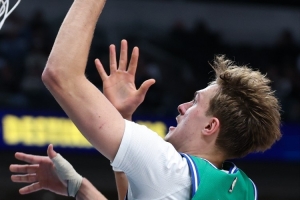 左手技术可以啊！弗拉格突破左手抛投 越过马威五指关打进