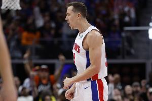 外线神准！邓罗7记三分球轰下23分2板1助1断 首节12分