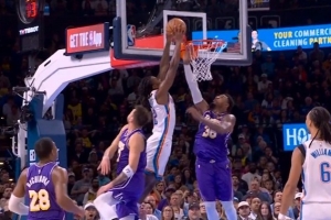 摧枯拉朽！卡森·华莱士底线突破 腾空暴起力压斯玛特双手隔扣