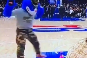 笑死！76人吉祥物看到杰伦·布朗像见了瘟神一样跳离5米远