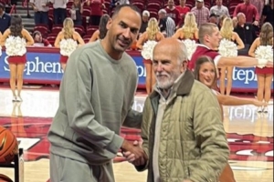 被解雇后首次亮相！尼科·哈里森现身阿肯色州 观战NCAA比赛