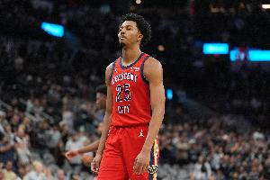 压哨三分可惜超时！墨菲首节8中5砍下13分带队苦苦追分