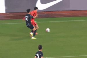 不惯着！韩国球员挑衅拜合拉木，留洋荷乙的王博豪出头将其撞倒