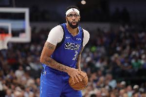 美记：浓眉团队将和独行侠讨论 决定是否在赛季中期进行交易