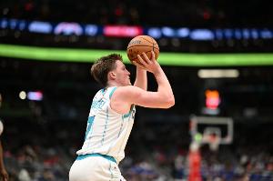 没手感！克尼佩尔半场8投2中仅得5分2助 正负值-9暂为全队最低