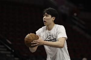 身高优势！杨瀚森篮下自投自抢补篮得分