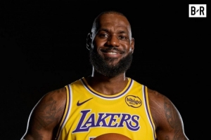 熟悉新队友！湖记：明天将是詹姆斯本赛季首次和球队合练