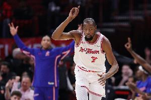 亮出镰刀！杜兰特接申京传球命中本场第一记三分 反超比分！