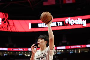 成功破包夹！杨瀚森低位妙传队友轻松上空篮