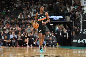 7人上双！福克斯谈文班缺阵：我们是一个团队 很多人都准备好上场