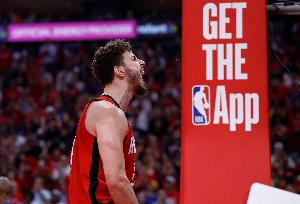 夸张！申京加时赛独揽8个篮板 魔术全队仅1个