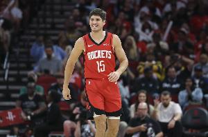 谢泼德近10场场均13分3.2助1.5断 真实命中率70% 在场净效率+14.2