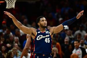 高效带队赢球！米切尔22中14&三分8中4砍下37分 另有5板7助1断