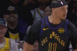 超级硬！海斯夺球补篮2+1 与老詹击掌撞胸&对77竖中指&布朗尼怒吼