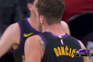 信手拈来！东契奇罚球线停球 转身后仰稳稳命中