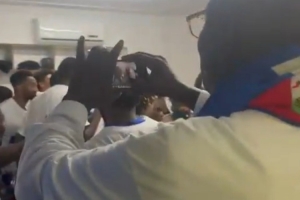 等了52年！海地再次进入世界杯，球员们在简陋的更衣室激情庆祝